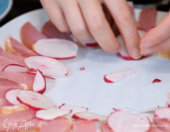 Затем серединку заполняем редиской.