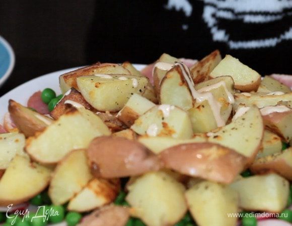 Поливаем небольшим количеством заправки. Советую не использовать её всё сразу, а подать к столу в отдельном соуснике, чтобы каждый добавил себе по вкусу.