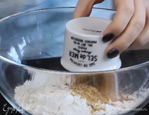 Разогреть духовку до 180°С.
К муке добавить специи, соду и соль.
