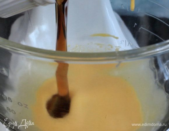 Затем добавить кленовый сироп или патоку и масло.