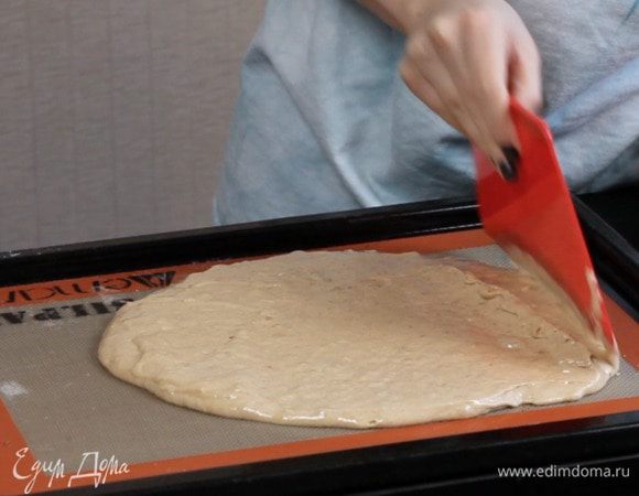 Распределить тесто по форме и выпекать 9-12 минут. Я выпекала на обычном противне с силиконовым ковриком.