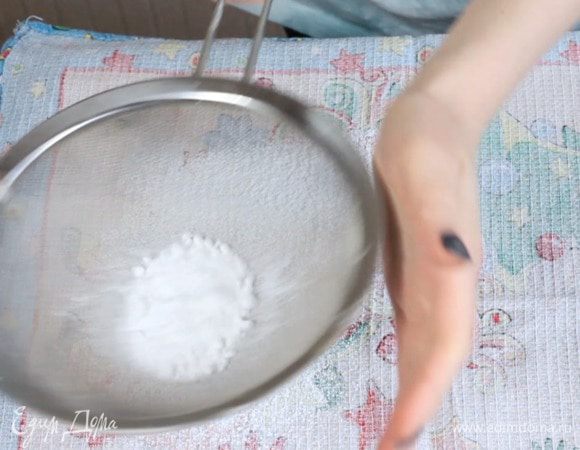 На чистое кухонное полотенце посыпьте немного сахарной пудры.