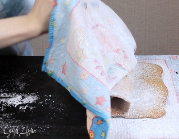 Сверните в рулет. Оставьте в таком состоянии до полного остывания.