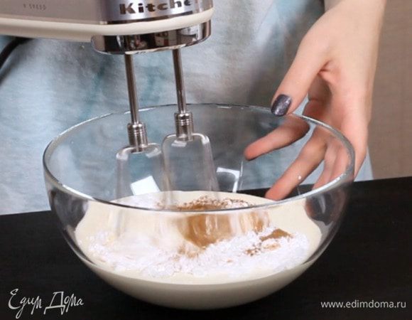 Взбить сливки с пудрой и специями.