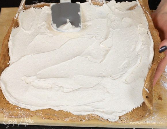 Аккуратно развернуть рулет, распределить крем. Оставить немного сливок для украшения.