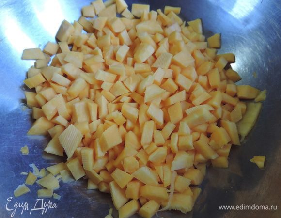 Очищенную тыкву тоже нарезаем мелким кубиком.
