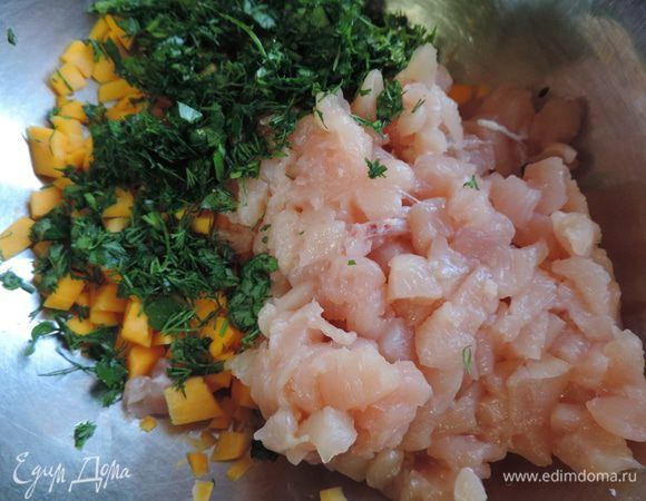 Смешиваем измельченные тыкву, курицу и зелень. В оригинале рецепта рекомендовалось взять пучок кинзы, у меня ее не было. Я взяла по полпучка петрушки и укропа.