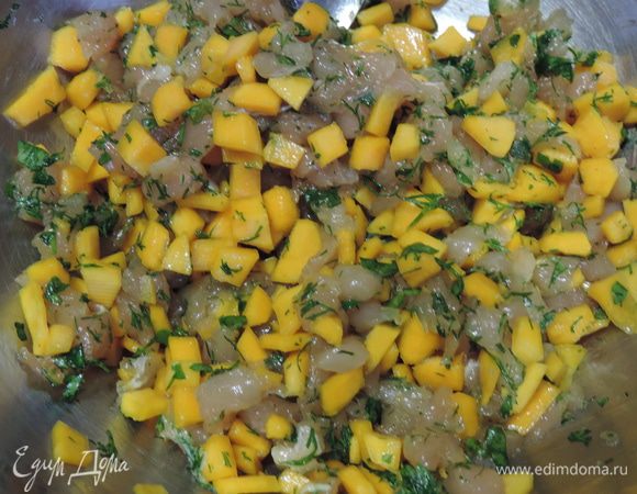 Солим по вкусу и все тщательно вымешиваем руками.