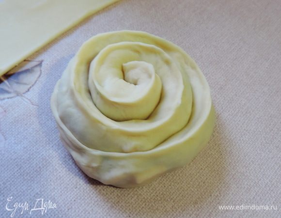 Теперь сворачиваем нашу заготовку "улиткой" или "бутоном". Слов не хватает — смотрите на фото :)