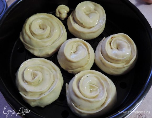 Выкладываем наши "розочки" в пароварку. Не укладывайте их слишком плотно, они немного увеличатся во время приготовления. Смазываем сверху растительным маслом. Готовим на пару 30 минут.