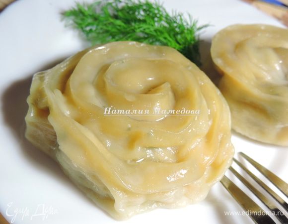 Готовые "розочки" вынимаем и щедро смазываем кусочком сливочного масла (можете полить растопленным). Подаем к столу сразу же. 