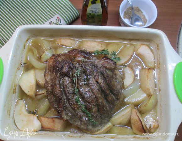 В сотейнике обжариваем мясо до золотистого цвета. Выкладываем в форму для запекания, добавляем  яблоки, лук, тимьян и лавровый лист. Далее  нужно влить сок и бульон. Готовить в форме, с закрытой крышкой при 160-170°С 2,5 часа. Далее снять крышку и готовить еще 30 минут при 180°С.
Образовавшаяся жидкость должна немного увариться.