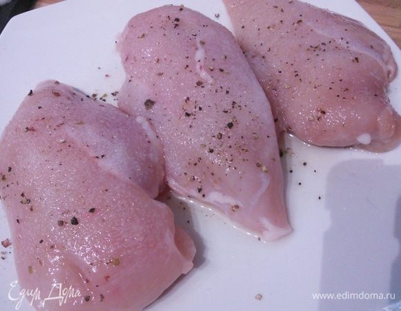 Куриное филе вымыть, обсушить, посолить и поперчить. 