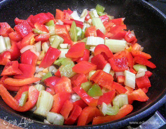 В этой же сковороде обжарить овощи, по необходимости добавить масло. 