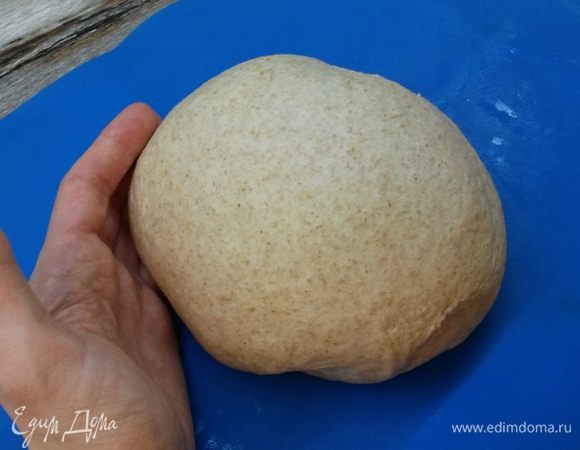 В воде растворяем дрожжи. Добавляем оливковое масло, соль и муку, замешиваем тесто. Когда сформируется шар, вмешиваем в тесто сливочное масло комнатной температуры. Оставляем тесто на брожение на 1 час.