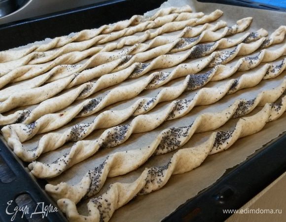 Скручиваем каждую полоску и выкладываем на противень. Оставлять на расстойку не надо, сразу отправляем в духовку на 15-20 минут при 190°С. Последние 5 минут я пеку с обдувом.
Приятного аппетита!