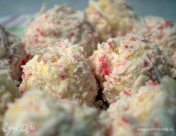 Начнем с того что возьмём терку и натрем яйца на большой тёрке.