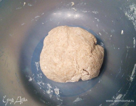 Для опары смешать муку с солью и разведёнными в тёплой воде дрожжами в плотное тесто. Накрыть ёмкость плёнкой, дать отдохнуть при комнатной температуре (в тёплой кухне при 20°С) около 2 часов, затем поставить в холодильник на 24-36 часов. 