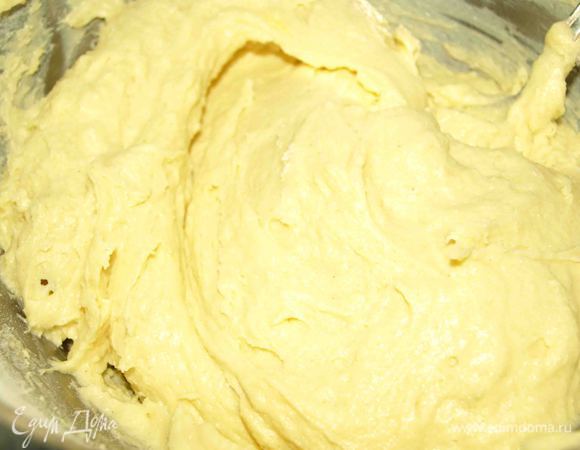 Замешиваем однородное, кремообразное тесто.
Вариант облегченный: все ингредиенты для теста закладываем в миксер и взбиваем до необходимой консистенции. 