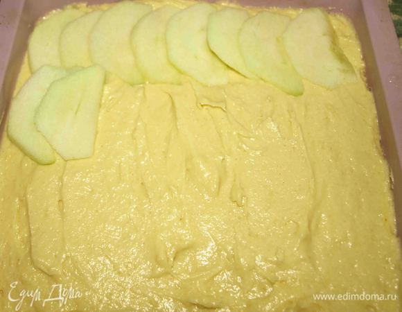 Тесто перекладываем в форму (20,5 см) и раскладываем на тесте дольки яблок. 