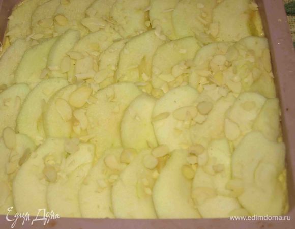 Посыпаем миндальным лепестками и отправляем в заранее разогретую до 180°С духовку на 40-50 минут до пробы на сухую бамбуковую палочку или спицу. При необходимости через 30 минут накрыть форму фольгой, чтоб пирог не подгорел. 