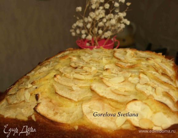 Достаем пирог из духовки. Даем остыть в форме до нужной температуры, достаем, нарезаем на кусочки и подаем к чаю.