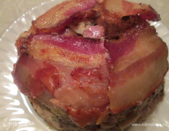 Нарезаем 1/2 часть филе утки небольшими кусочками, смешиваем с 1 ст. л. масла, с 1/2 частью сока, цедрой апельсина, коньяком, тимьяном, солью и перцем.
Измельчаем лук и тушим до мягкости, остужаем.
Оставшуюся половину филе утки и свиную шейку измельчаем в мясорубке,  добавляем яйцо, лук, рубленные орехи и вторую половину сока. 