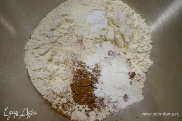 Берем большую миску и начинаем складывать в нее все продукты для теста. Просеиваем муку, добавляем сахар, порошок какао, соль, соду, разрыхлитель.