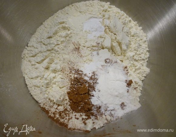 Берем большую миску и начинаем складывать в нее все продукты для теста. Просеиваем муку, добавляем сахар, порошок какао, соль, соду, разрыхлитель.