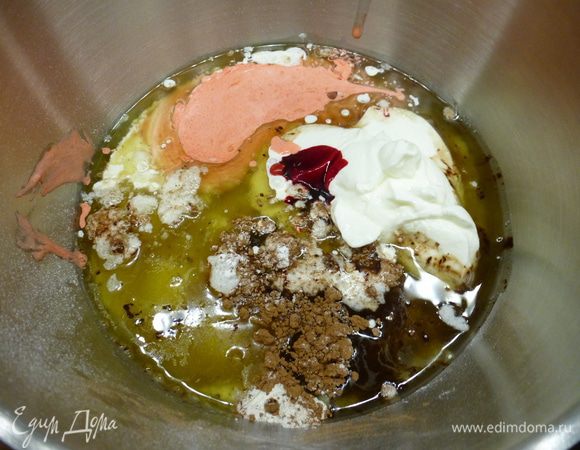 Далее идут жидкие составляющие. К сухим ингредиентам добавляем яйца, растительное масло (у меня оливковое), сливки, сметану и краситель. Краситель берем пищевой, гелиевый, красный. Обязательно читайте инструкцию. Мне для насыщенного цвета понадобилось 10 мл. Далее все тщательно перемешиваем миксером в течении 3-4 минут. Оставляем тесто отдохнуть на 10-20 минут, чтобы дать время соде вступить в реакцию с молочными продуктами.