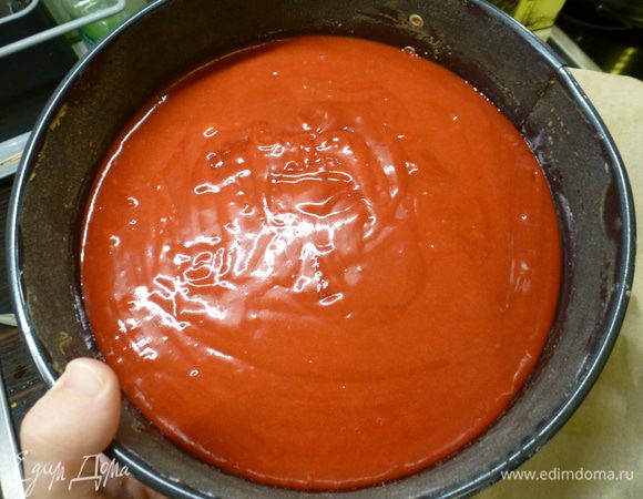 На дно формы кладем пергамент. Всю форму (в т.ч и дно) смазываем сливочным маслом и присыпаем мукой (это называется "французской рубашкой"). Выливаем 1/3 теста в форму. Выпекаем при температуре 180°С 20-40 минут до сухой палочки. Сейчас расскажу, как рассчитать 1/3 теста. Заранее взвесьте пустую миску в которой будете заводить тесто. Потом взвешайте миску с тестом. Из этого числа вычтите вес пустой миски и поделите на 3. В результате вы получите вес теста для одного коржа. Потом просто ставьте форму на весы и выливайте необходимое количество.