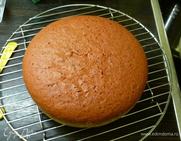 Готовый корж переворачиваем и охлаждаем на решетке. Форму опять смазываем сливочным маслом, присыпаем мукой и выливаем вторую часть теста, выпекаем второй корж. Точно так же выпекаем третий. Готовые охлажденные коржи оборачиваем в пленку и убираем в холодильник хотя бы на 2 часа. Я обычно выпекаю коржи за сутки до того, как начинаю собирать торт. Бисквит должен настояться.