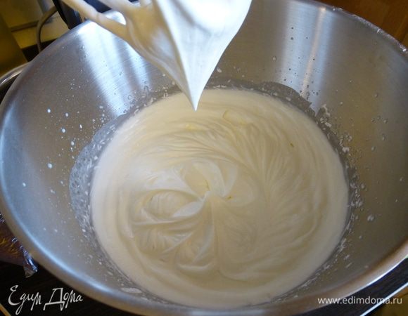 Крем тоже готовим заранее. Маскарпоне должен быть комнатной температуры, поэтому достаем его из холодильника как минимум за 1 час. А вот сливки наоборот должны быть очень холодными, иначе не взобьются. Сначала взбиваем сливки до мягких, но устойчивых пиков, постепенно добавляя сахарную пудру.