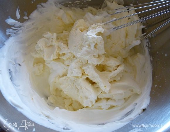 Далее в несколько заходов добавляем маскарпоне, каждый раз аккуратно перемешивая венчиком. Если будете использовать миксер, то включайте минимальную скорость.