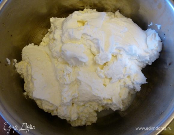 Готовый крем убираем в холодильник минимум на 4 часа, за это время он станет более плотным. Миску с кремом обязательно затяните пленкой, чтобы он не вобрал в себя посторонние запахи.