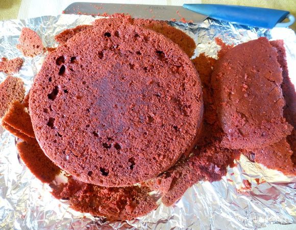 Когда коржи отлежались и крем настоялся, начинаем собирать торт. У бисквитов срезаем верхушку (при выпечке образовывается небольшой бугорок).