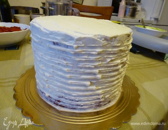 Оставшейся 1/3 частью крема обмазываем бока и верх торта.