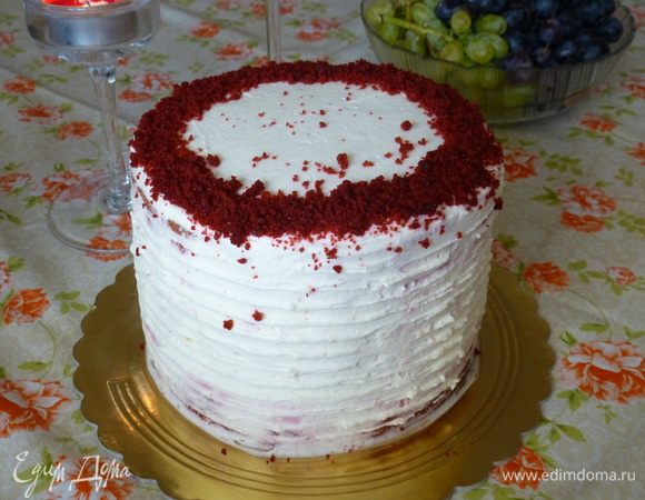Из обрезков бисквита я сделала крошку и украсила ею торт. Готовый торт убираем на ночь в холодильник (или хотя бы на 4-6 часов). Ему необходимо пропитаться кремом. Ярких и вкусных праздников, друзья!