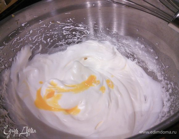 Для бисквита взбить охлаждённые белки со щепоткой соли до средних пик, понемногу добавить сахарный песок. Не переставая взбивать добавить, добавить по одному желтки. 