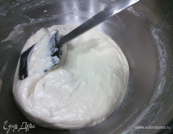 Ввести муку с разрыхлителем и аккуратно перемешать лопаточкой. 