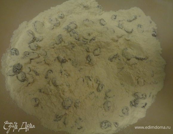 Муку смешать с изюмом.