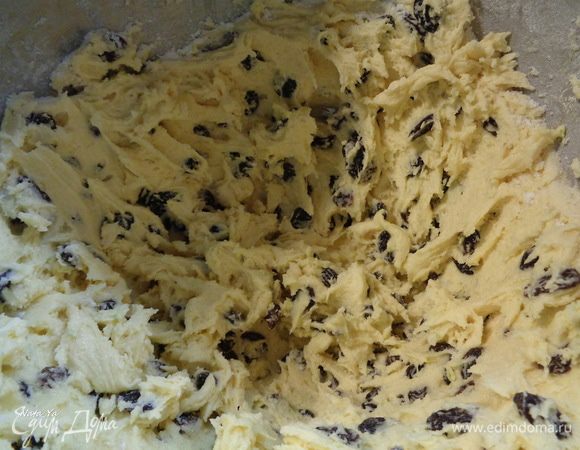 Добавить к яично-масляной смеси. Получится густое тесто.