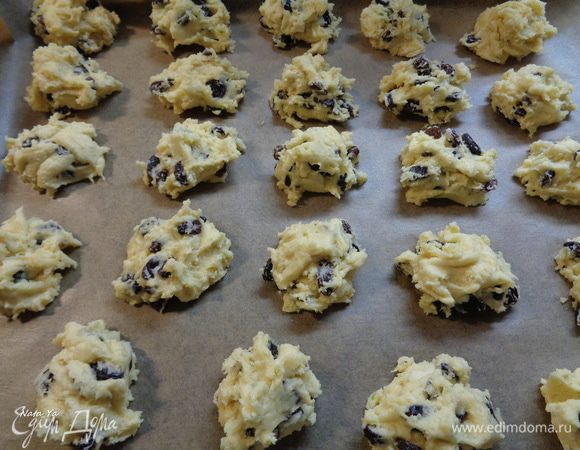 С помощью 2-х чайных ложек выложить "тучки" на противень с бумагой для выпечки. О форме особо не печемся. Тучки ведь разные бывают?! :)