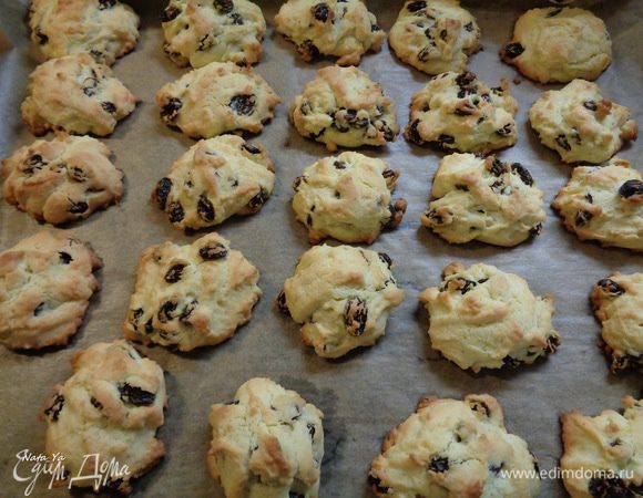 Выпекать 12 минут в разогретой до 200°С духовке или до золотистого цвета. Остудить на решетке. Выход — 24 штуки.