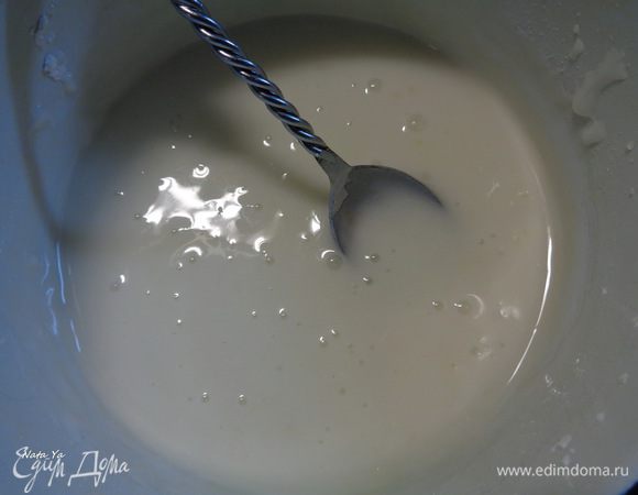 С лаймов выжать сок. Может быть понадобится не весь сок лаймов, смотря какой густоты вы хотите получить глазурь. Я не делала ее слишком плотной, поэтому у меня ушел почти весь сок с 2-х лаймов. 

