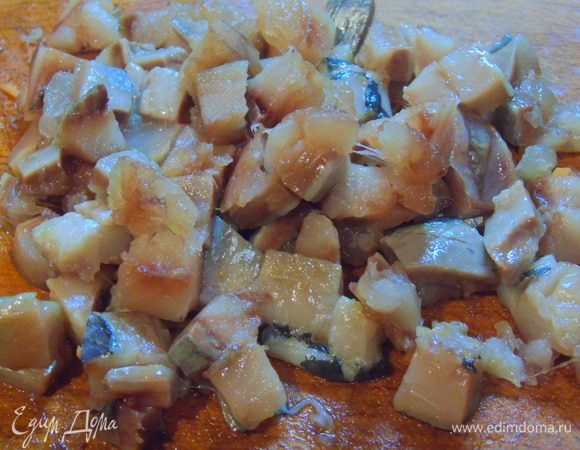 Сельдь разбираем на филе или же берем готовое филе и нарезаем маленькими кубиками.