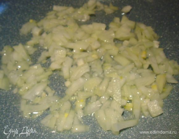 Лук нарезаем и обжариваем на сковороде на растительном масле.