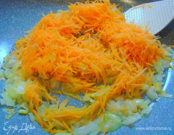 Морковь натираем на мелкой терке и добавляем к луку и жарим еще 3-4 минуты.