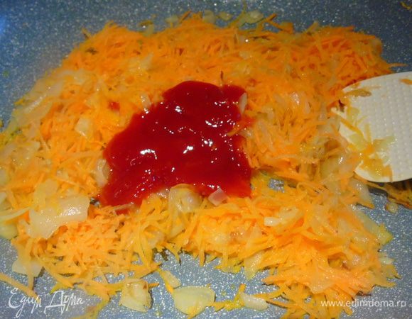 Добавляем томатную пасту и перемешиваем.