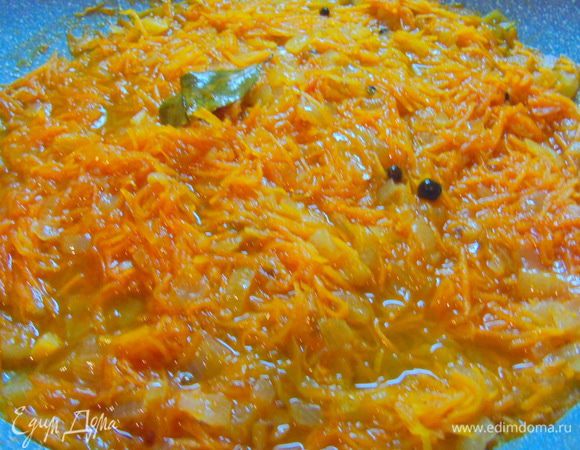 Добавляем воду и приправы, солим и перчим.